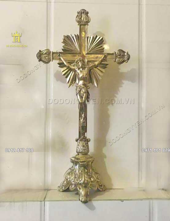 Tượng đồng Chúa Giê Su trên cây thánh giá được đúc một cách tỉ mỉ, tinh xảo nhất