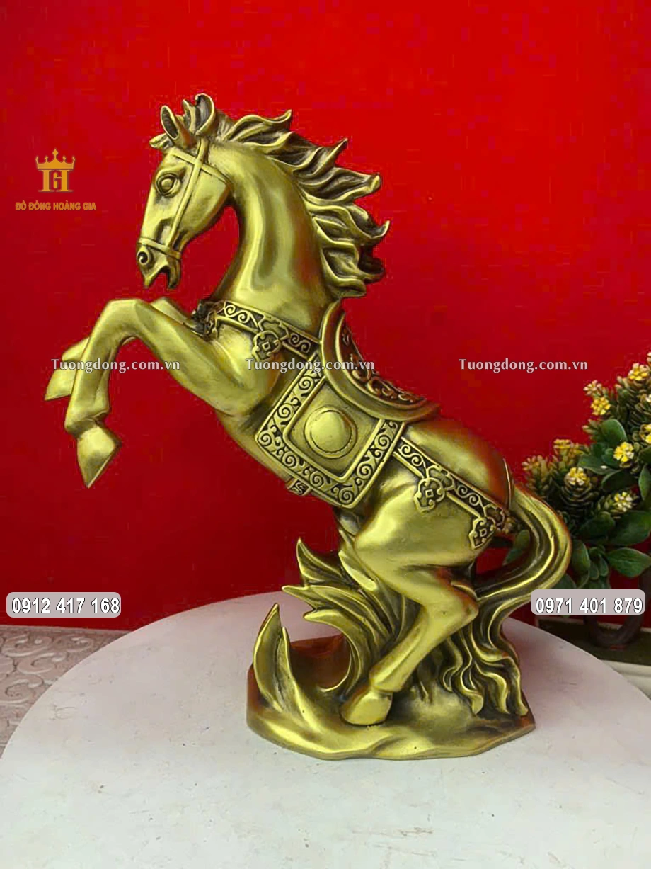 Tượng Con Ngựa Phong Thủy Bằng Đồng Vàng Màu Cổ