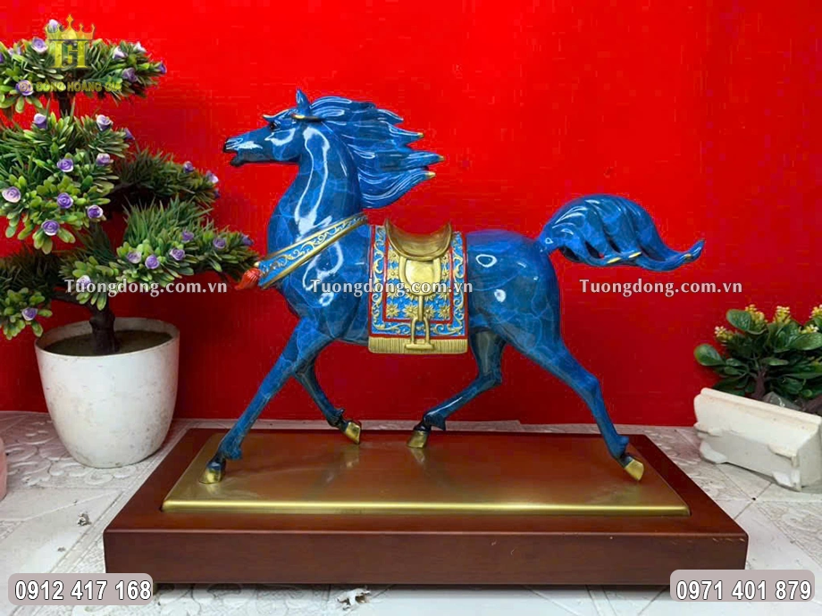 Tượng Ngựa Chiến Bằng Đồng Vàng Làm Màu Tinh Xảo