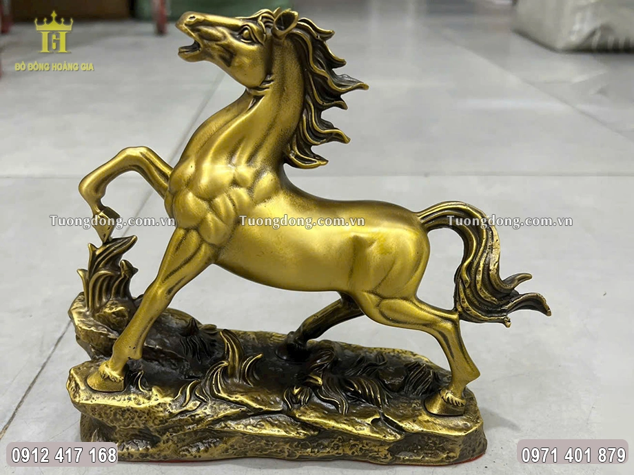 Tượng Ngựa Phi Trên Đồng Cỏ Bằng Đồng Vàng Làm Màu Cao 26Cm