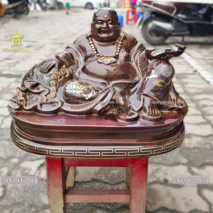 Pho tượng Phật Di Lặc ngồi khảm ngũ sắc được nghệ nhân chế tác tinh xảo