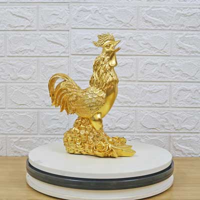 Pho tượng gà đứng trên núi tiền bằng đồng dát vàng 24K VIP - TĐ136