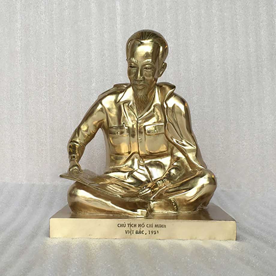 Tượng Bác Hồ Ở Việt Bắc 1951 Bằng Đồng Vàng
