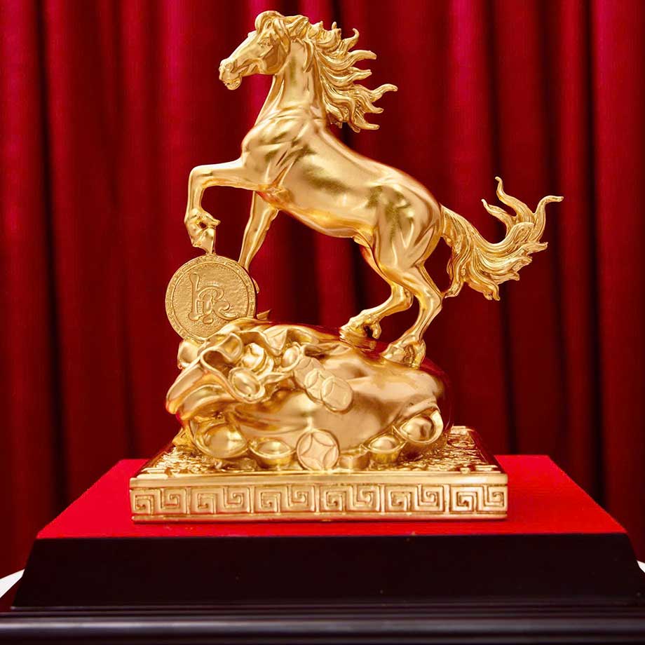 Tượng Con Ngựa Phong Thủy Chữ Lộc Dát Vàng 24K Cao 23Cm