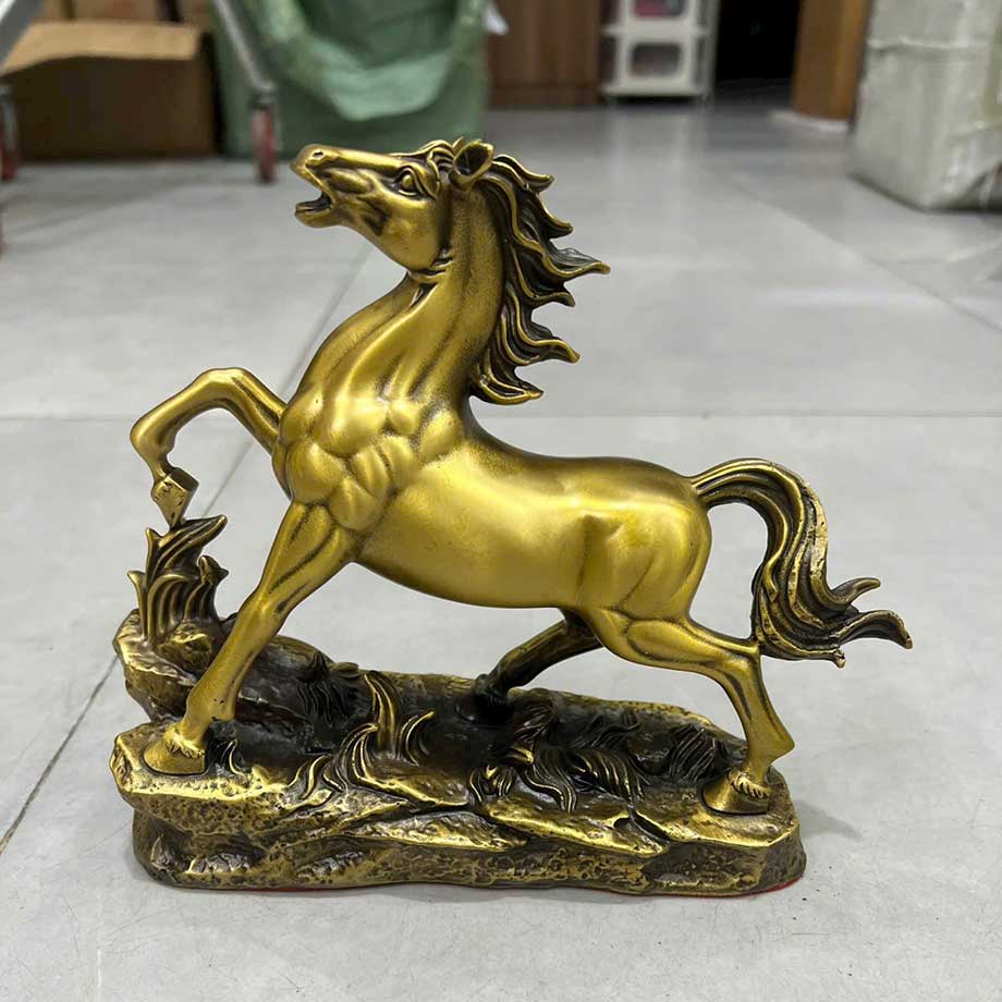 Tượng Ngựa Phi Trên Đồng Cỏ Bằng Đồng Vàng Làm Màu Cao 26Cm