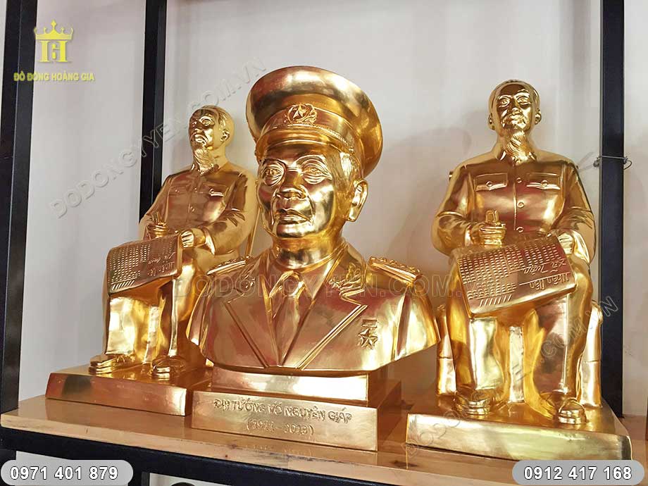  Tượng Bác Giáp và tượng Bác Hồ dát vàng tinh xảo trưng bày phòng khách 