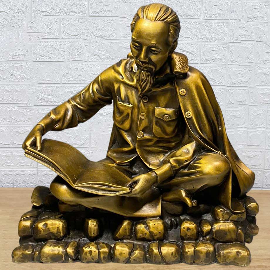 Tượng Bác Hồ Ngồi Đọc Sách Bằng Đồng Vàng
