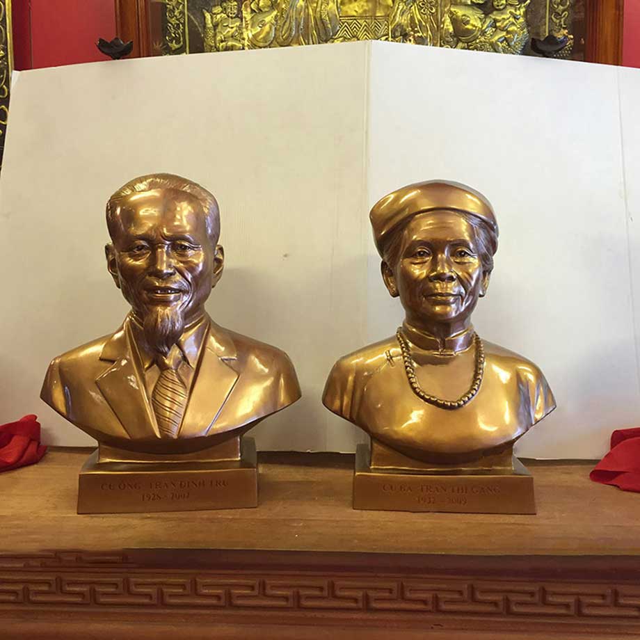 Tượng Chân Dung Bán Thân Ông Bà Cha Mẹ Bằng Đồng