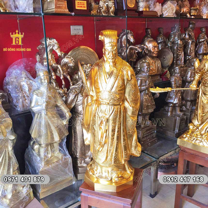  Tượng Khổng Minh cầm quạt dát vàng ám hoa văn tinh tế trưng bày phòng khách sang trọng
