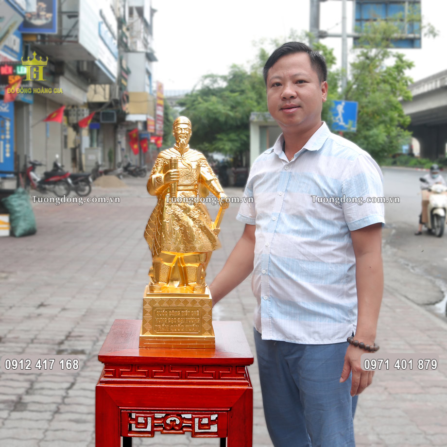 Tượng Đồng Trần Quốc Tuấn được đúc và chế tác theo hình tượng người anh hùng có thật trong lịch sử Việt Nam