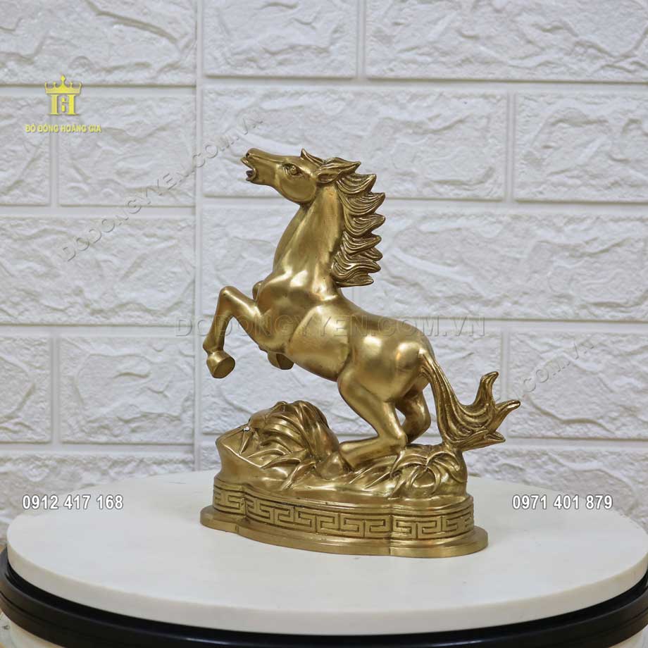 Tượng ngựa phong thủy được đúc từ nguyên liệu đồng vàng nguyên chất