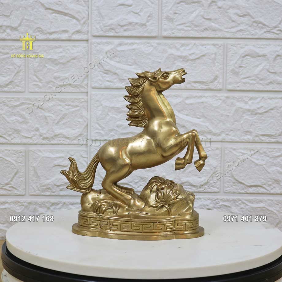 Pho tượng ngựa bằng đồng vàng có độ bền cao gần như mãi mãi