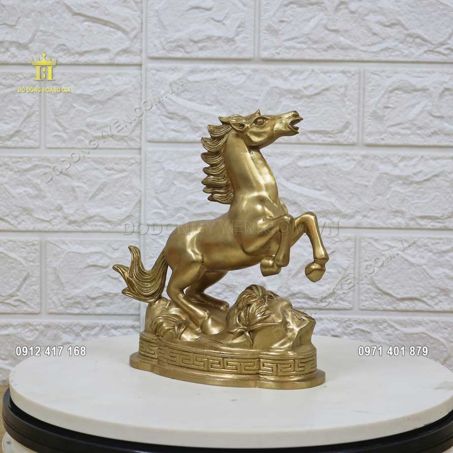 Pho tượng ngựa đồng vàng là linh vật phong thủy cho người tuổi ngọ