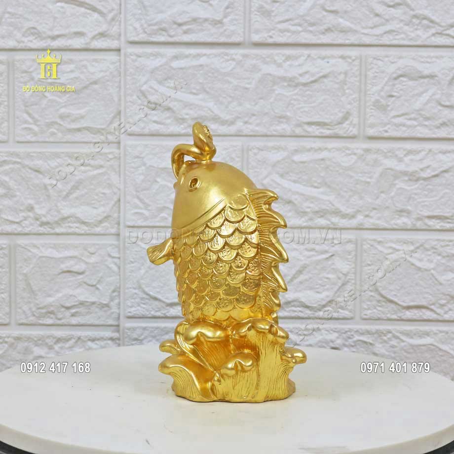 Pho tượng cá chép được đúc hoàn toàn bằng đồng vàng thanh khiết
