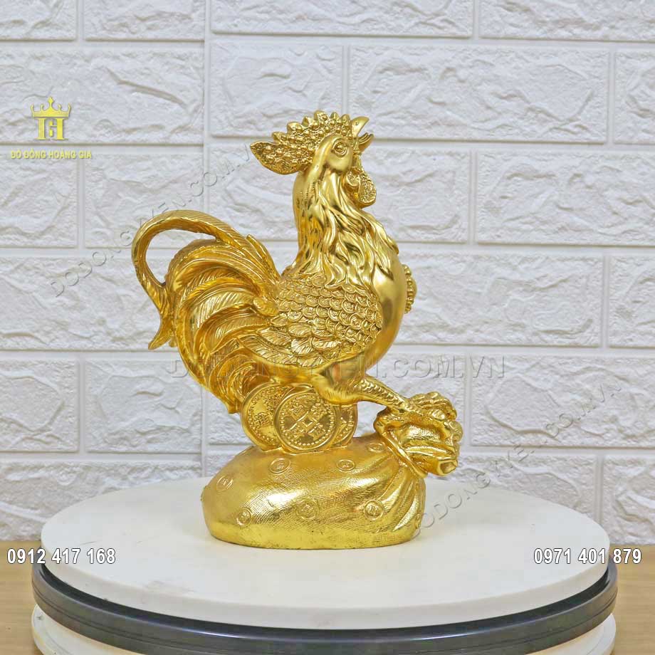 Pho tượng gà được đúc thủ công bằng nguyên liệu đồng vàng