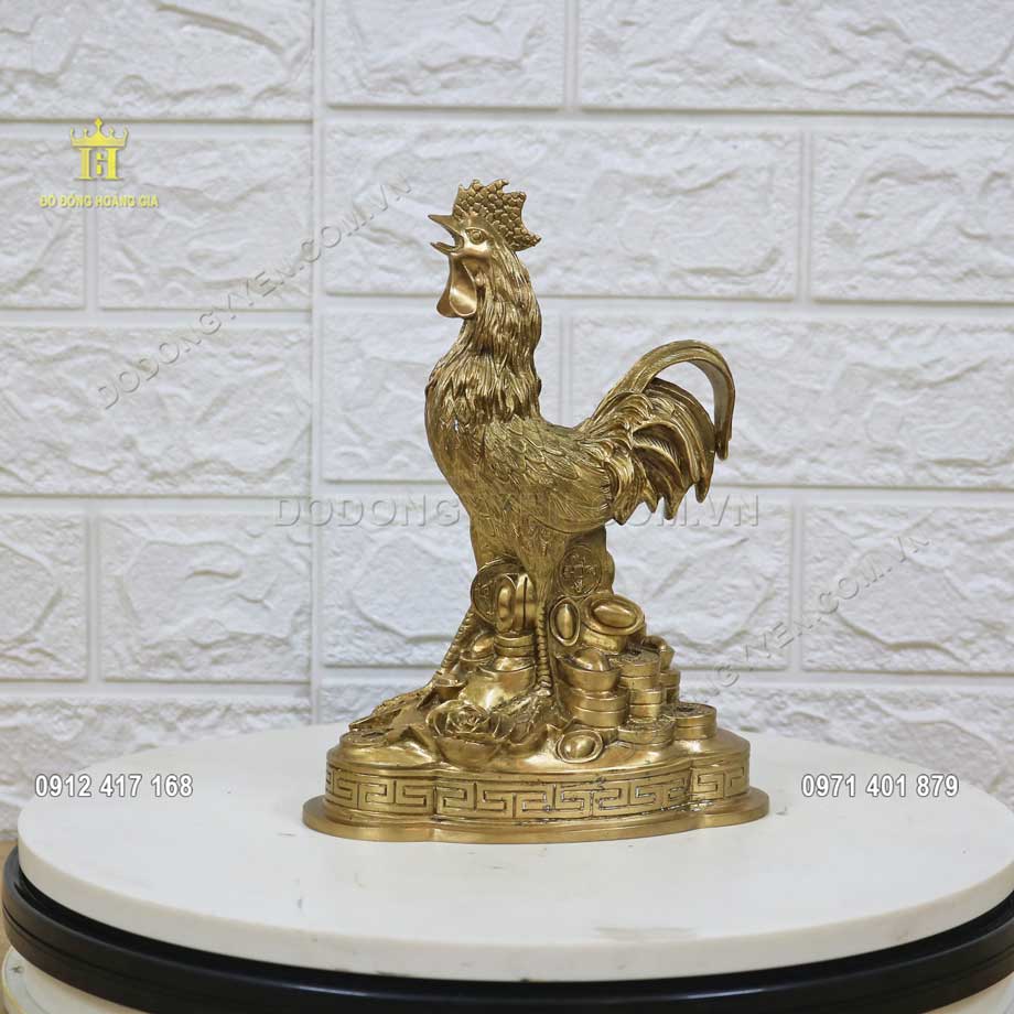 Pho tượng gà trống được đúc nguyên khối bằng đồng vàng