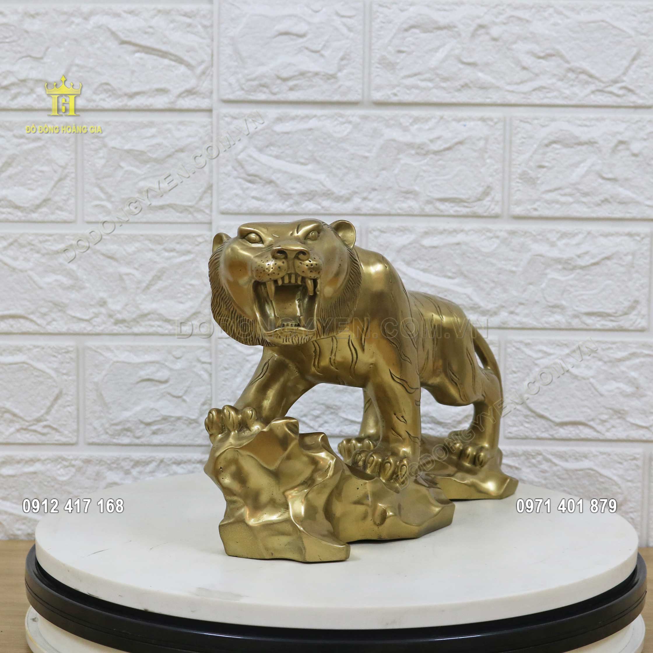 Pho tượng Hổ gầm được chế tác hoàn toàn bằng đồng vàng thanh khiết