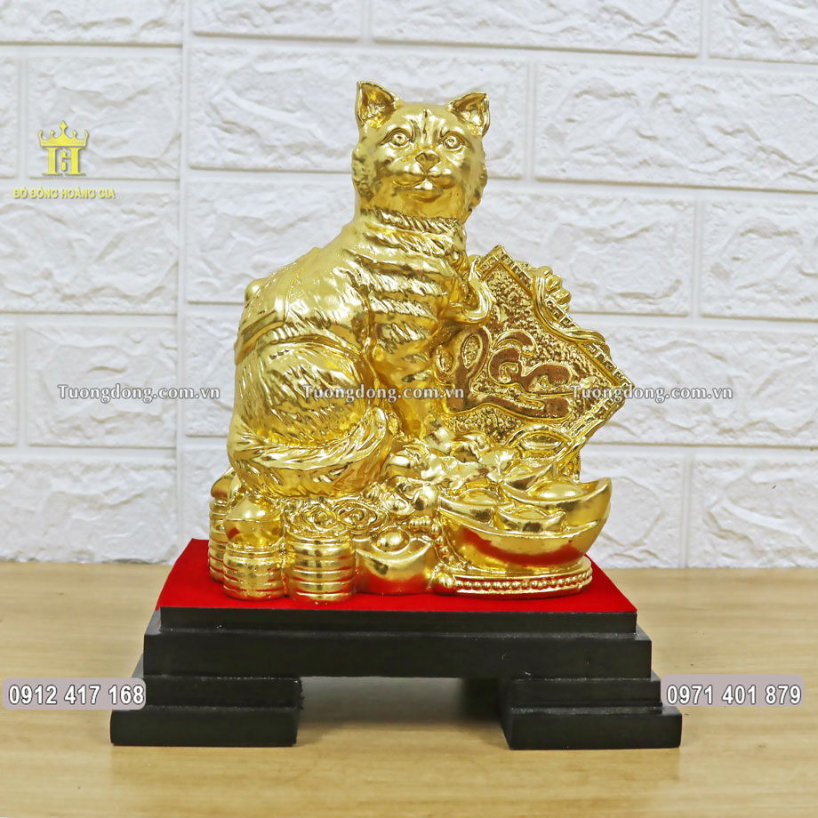 Pho tượng mèo được đúc với hình dáng ngồi trên đống tiền ôm chữ Lộc