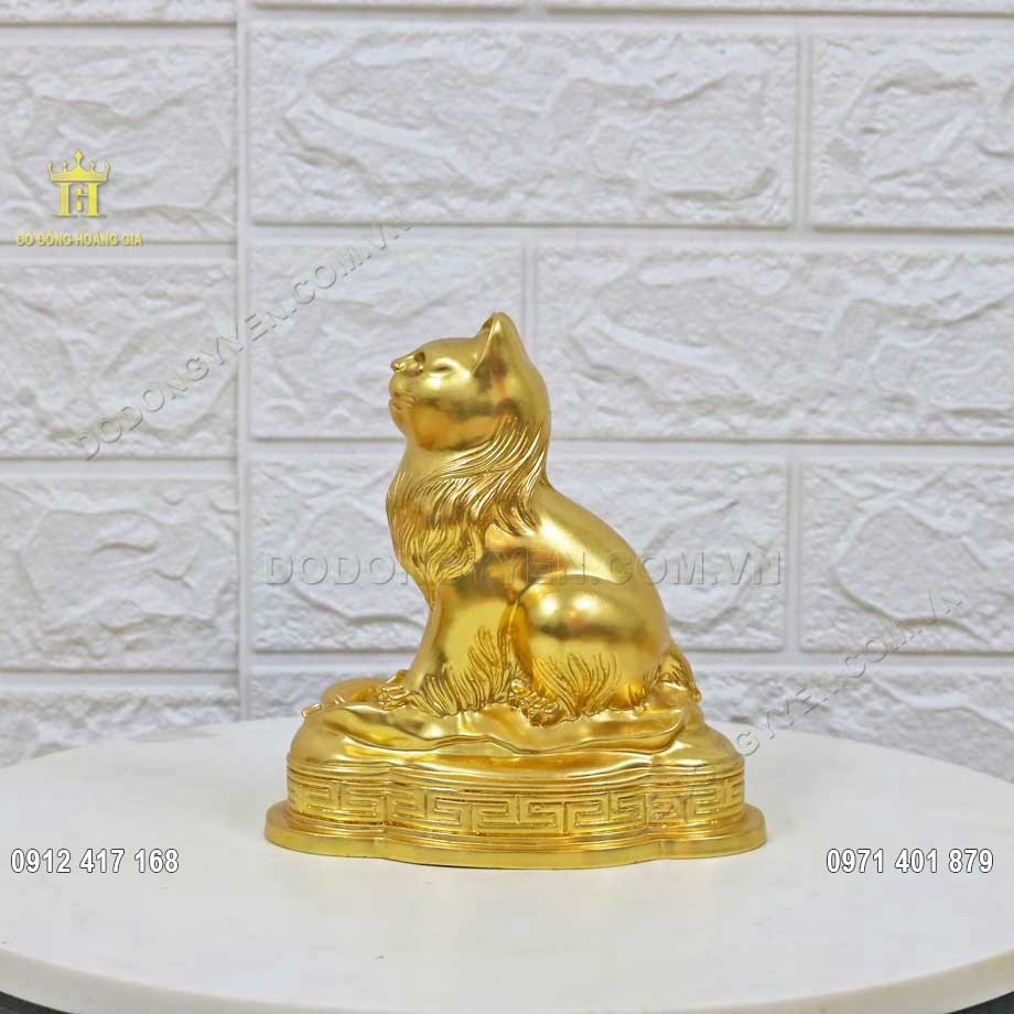 Pho tượng mèo được đúc nguyên khối bằng nguyên liệu đồng vàng