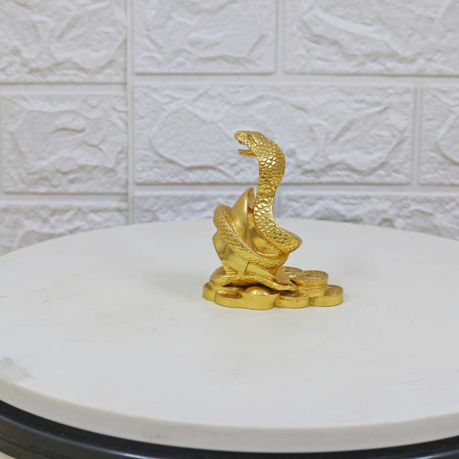 Pho tượng rắn dát vàng được nghệ nhân chế tác vô cùng tinh xảo