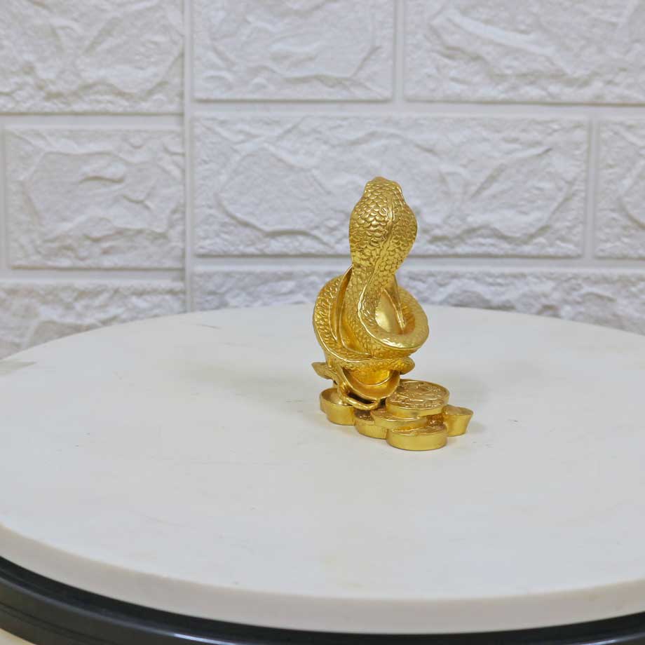 Pho tượng rắn được đúc nguyên khối bằng nguyên liệu đồng vàng