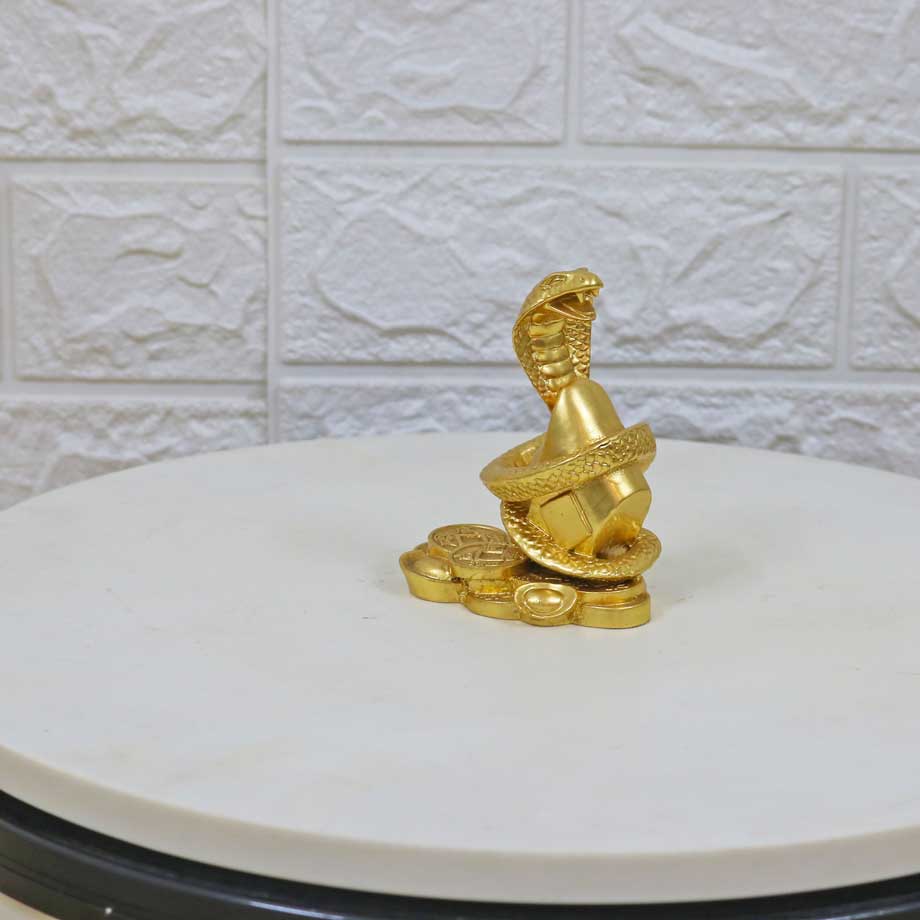 Pho tượng rắn bằng đồng dát vàng là vật phẩm phong thủy hữu ích cầu tài lộc
