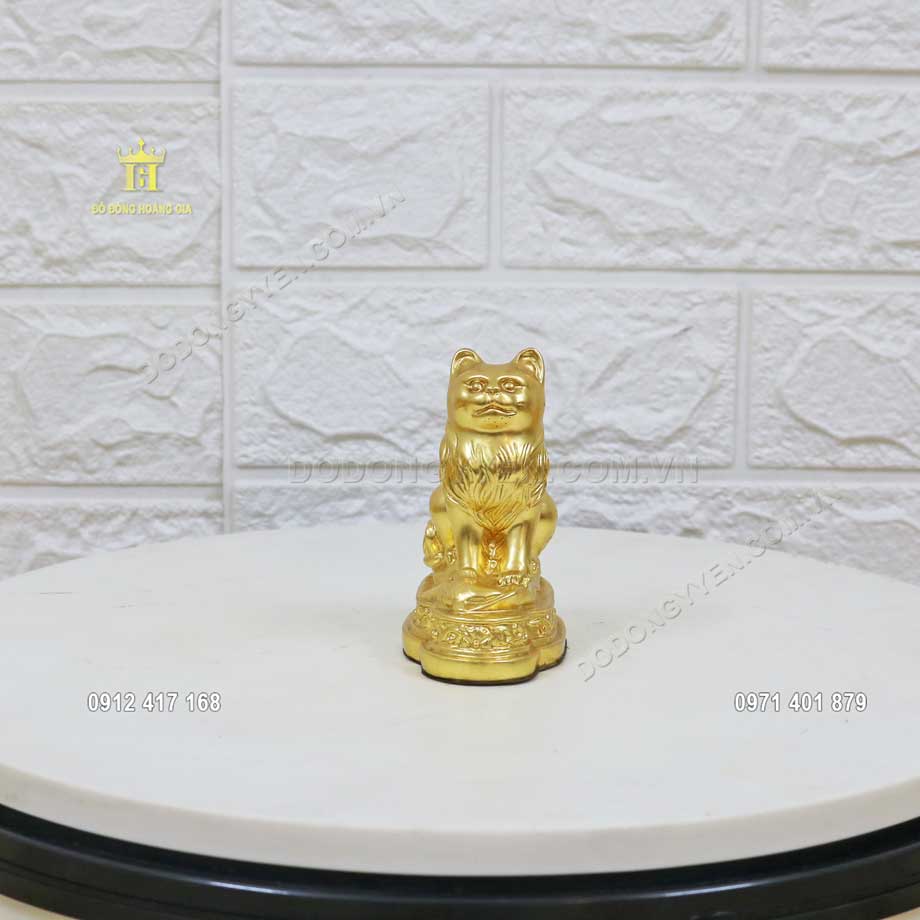 Toàn bộ bề mặt của pho tượng mèo được dát vàng 24K cao cấp