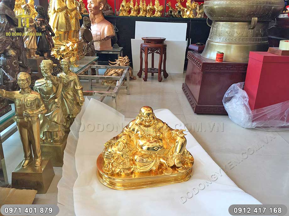 Pho Tượng Phật Di Lặc dát vàng được rất nhiều khách hàng của Hoàng Gia yêu thích 