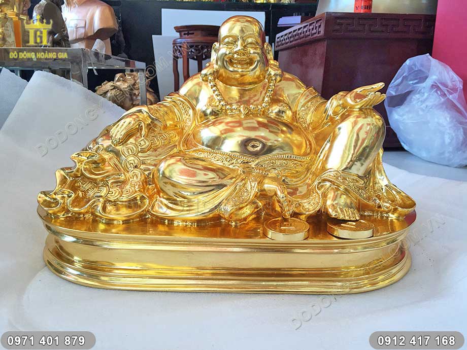 Tượng Phật Di Lặc dát vàng được chế tác tỉ mỉ và tinh xảo từng đường nét