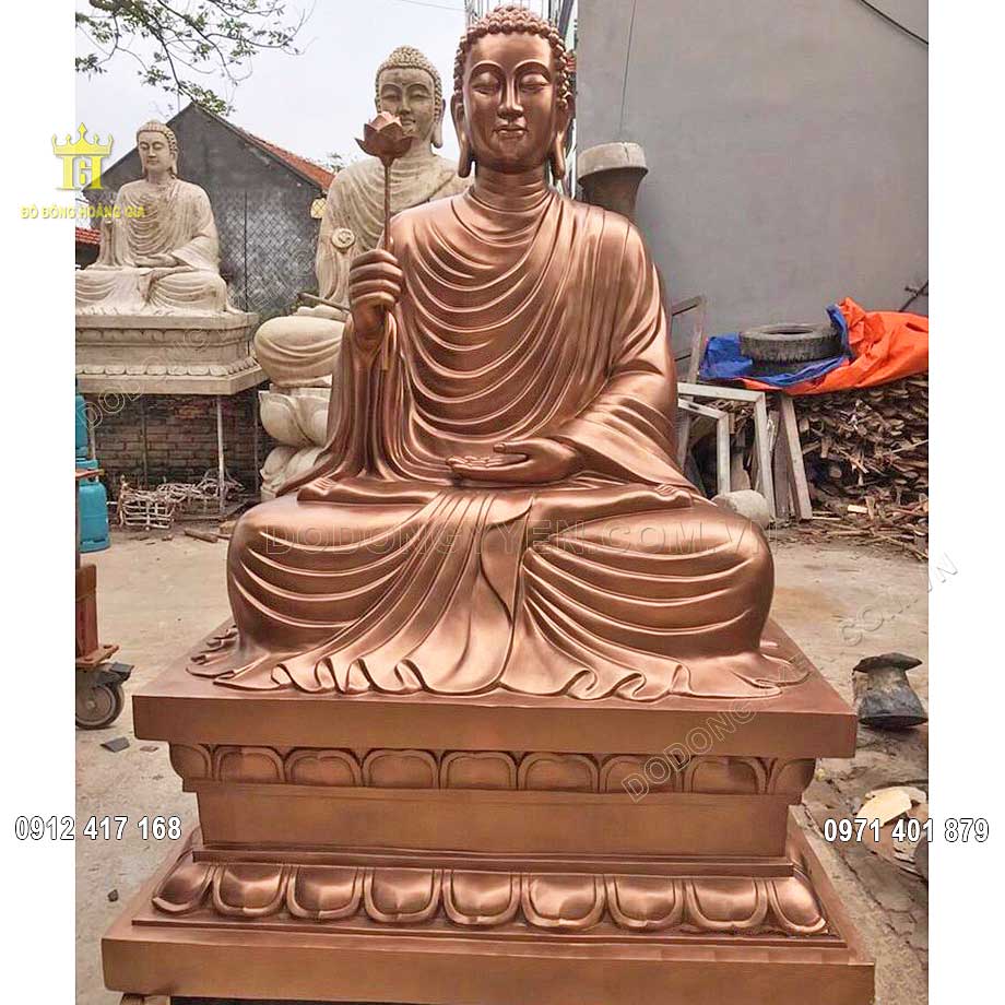 Pho tượng Phật Thích Ca Mâu Ni cầm bông sen được đúc nguyên khối bằng nguyên liệu đồng đỏ