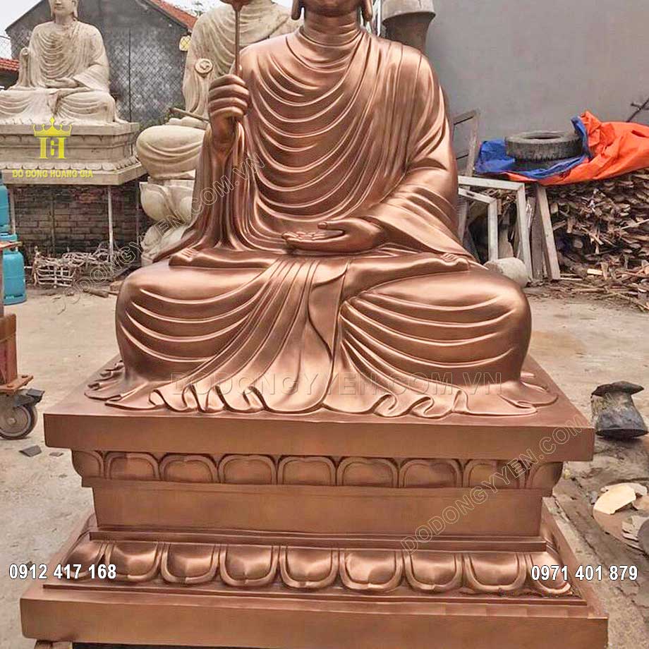 Pho tượng Phật bằng đồng đỏ được cúng tiến vào chùa
