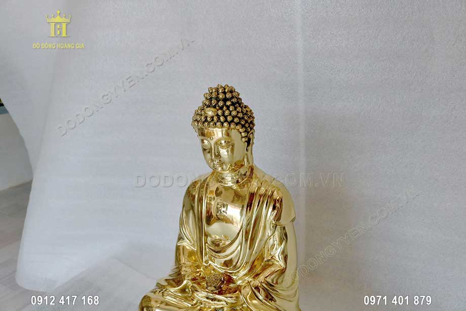 Pho tượng Phật A Di Đà được chăm chút tỉ mỉ đến từng đường nét