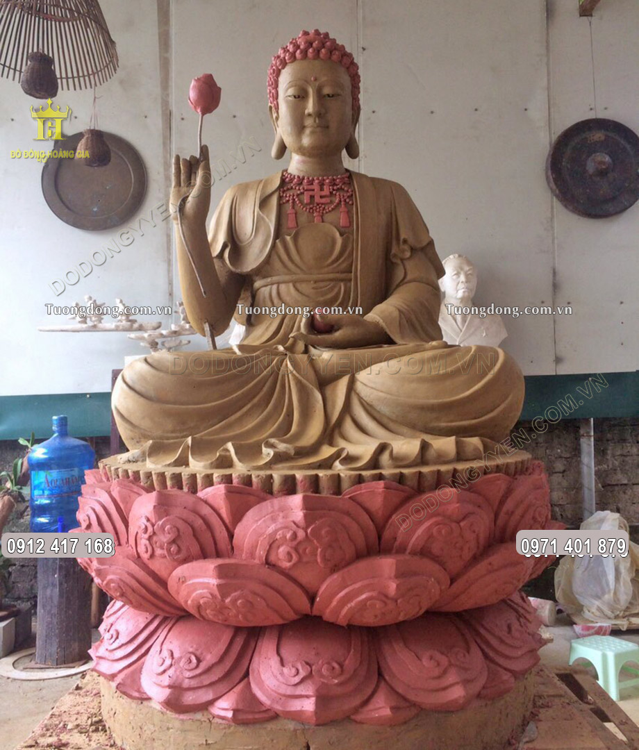 Hoàn thiện khâu đắp mẫu tượng Phật A Di Đà băng đất
