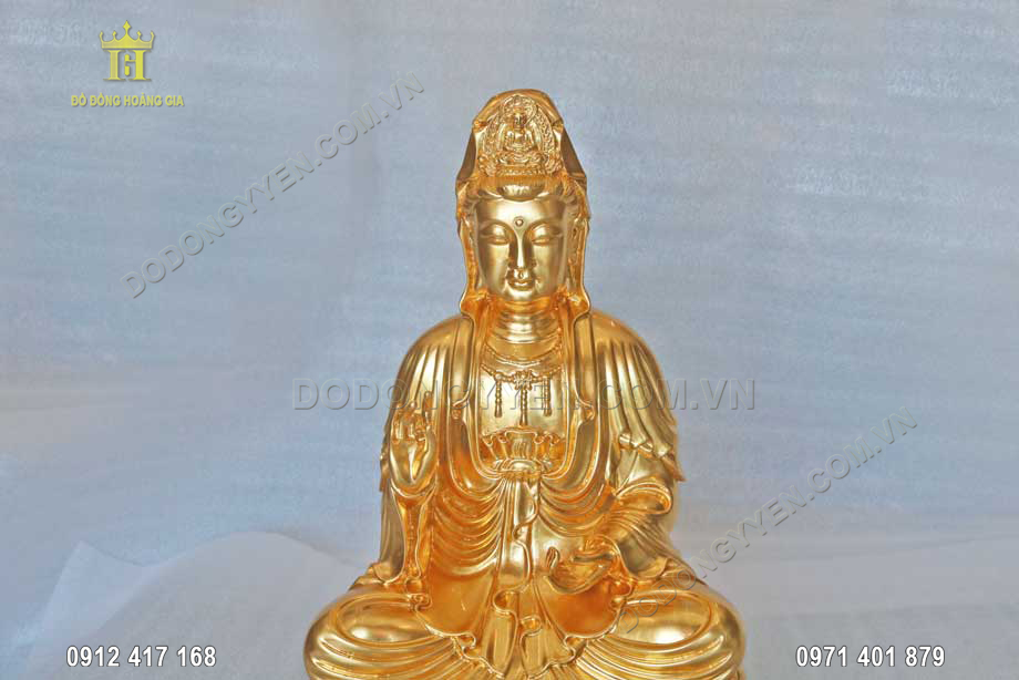 Tượng Phật Bà Quan Âm với màu sắc vàng sáng sang trọng 