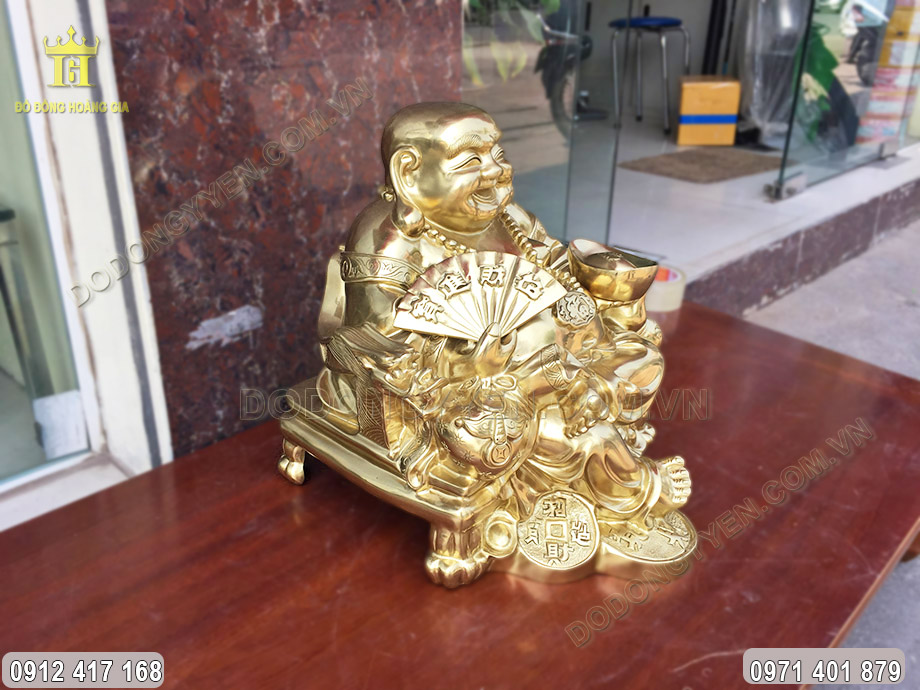 Tượng Phật Di Lặc được đúc hoàn toàn từ nguyên liệu đồng vàng cát tút