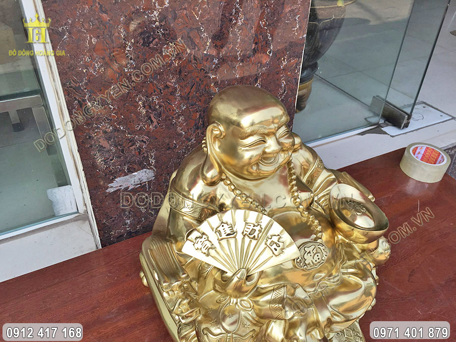 Đặt tượng Phật Di Lặc ngồi tại phòng khách giúp mang lại may mắn, tài lộc