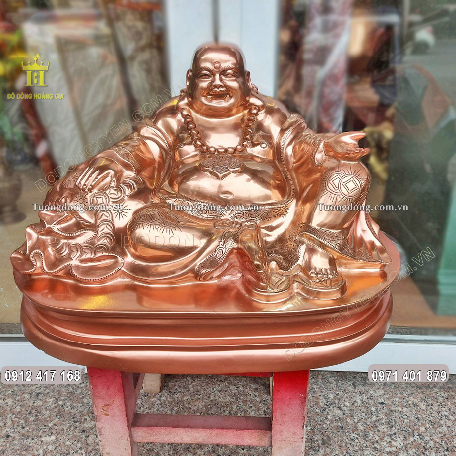 Tượng Phật Di Lặc được đúc trong tư thế ngồi với diện mạo đẹp