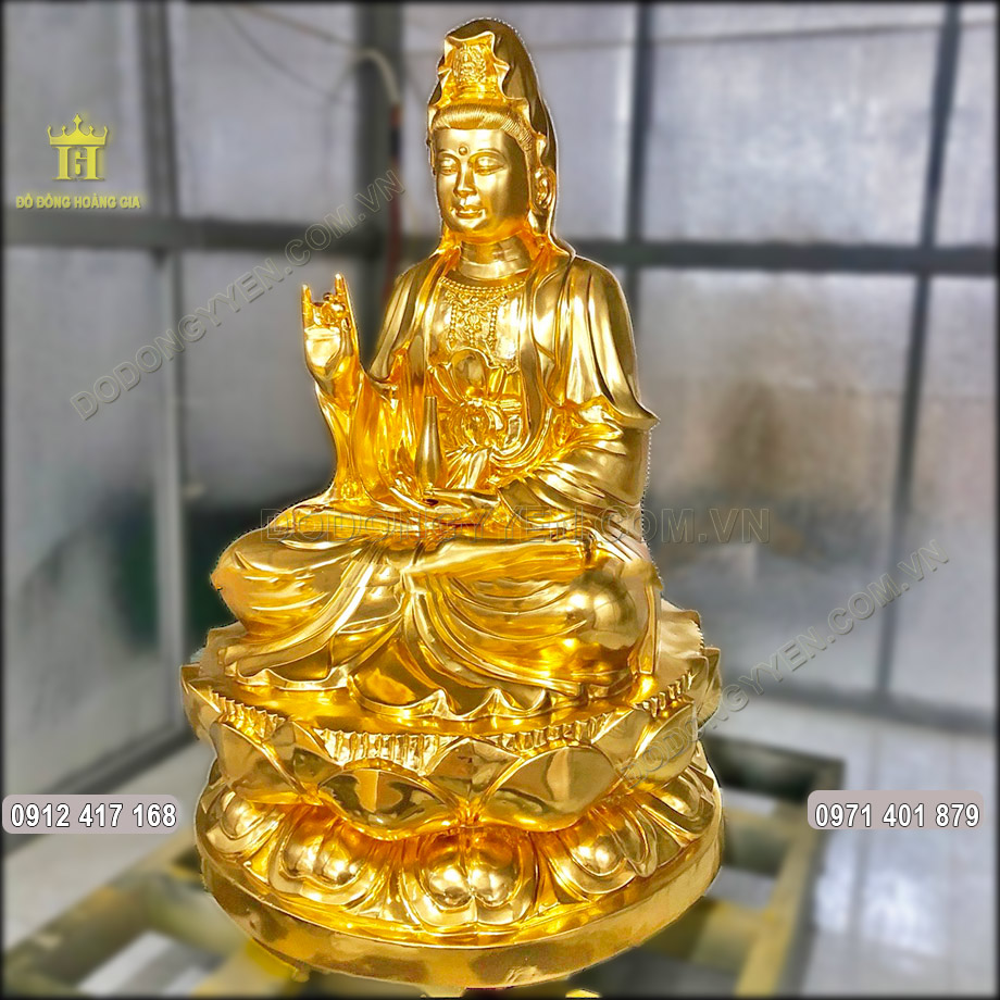 Tượng Phật bà Quan Âm được đúc nguyên khối bằng nguyên liệu đồng vàng