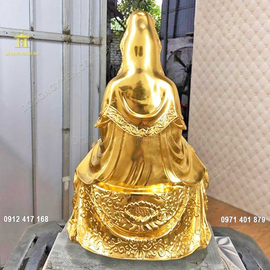 Toàn bộ bề mặt ngoài của pho tượng được dát vàng lá 24K cao cấp nhất