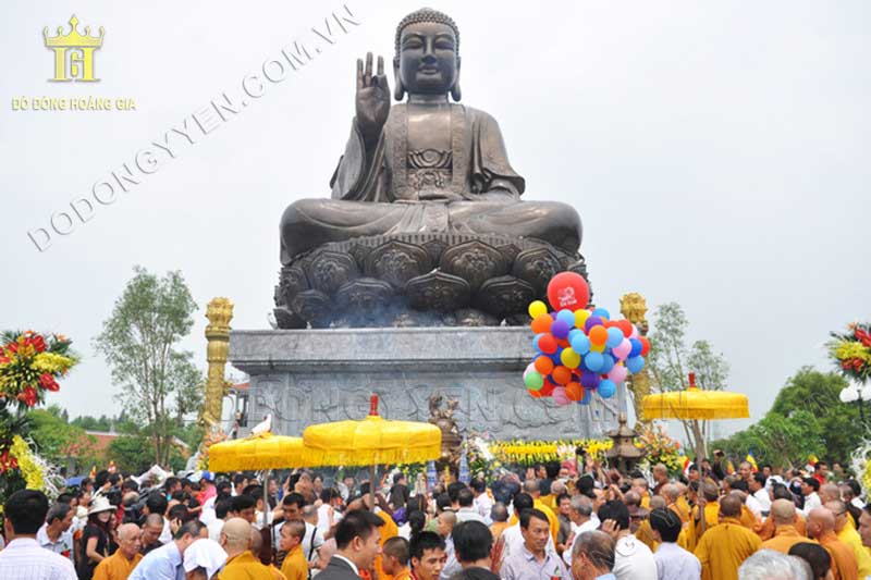 Tượng Phật bằng đồng cỡ lớn đặt tại chùa  