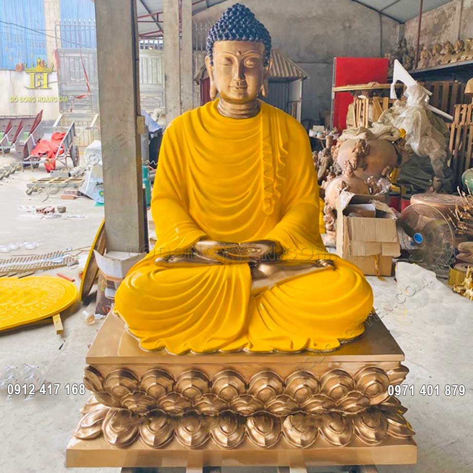 Pho tượng Phật Thích Ca Mâu Ni được đúc hoàn toàn bằng nguyên liệu đồng đỏ