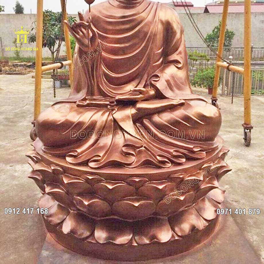 Từng đường nét trên pho tượng Phật đều được nghệ nhân chế tác tỉ mỉ
