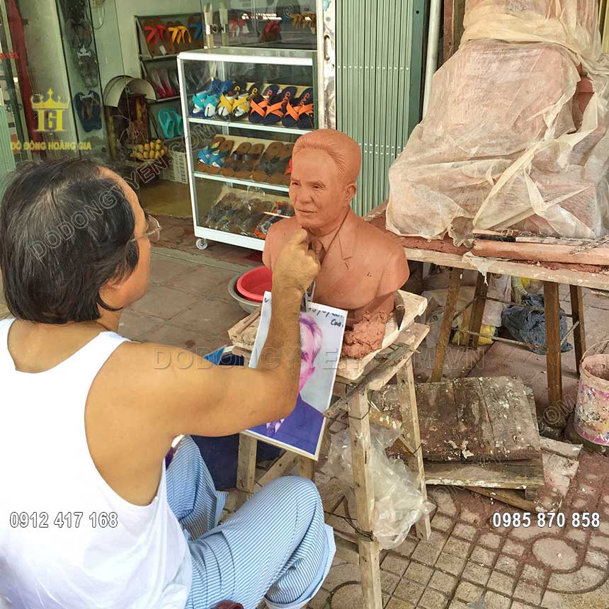  Người nghệ nhân ngồi đắp mẫu tượng truyền thần cụ ông 